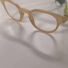 Lunettes de lecture, a été signalé par IKEA Amsterdam utilisant iLost