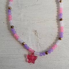 목걸이 Met roze, paarse en witte kraaltjes., iLost를 사용하여 DierenPark Amersfoort에 보고됨