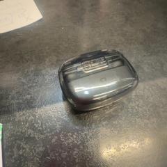 Tapes per a les orelles, segons ha informat Rotterdam The Hague Airport mitjançant iLost