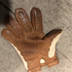 Kesztyű, amint azt Internationaal Theater Amsterdam az iLost segítségével jelentette.