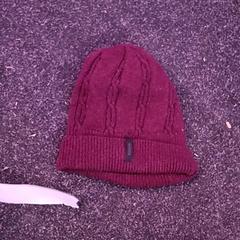 Beanie Wedze bordeaux rode muts, som rapportert av Schaatsbaan Rotterdam ved bruk av iLost
