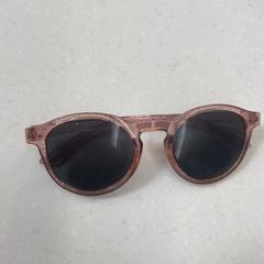 Slnečné okuliare roze met glitter, ako bolo nahlásené Rijksmuseum van Oudheden pomocou iLost