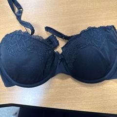 Sostén zwart, ha sido reportado por VITAZ campus Sint-Niklaas con iLost