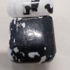 Etui na airpody zwart wit, zgłoszono przez Arriva Limburg Zuid przy użyciu iLost