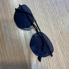 Des lunettes de soleil, a été signalé par Designer Outlet Roosendaal utilisant iLost