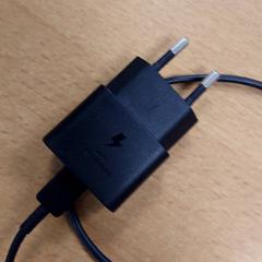 Carregador, segons ha informat Inntel Hotels Amsterdam Centre mitjançant iLost