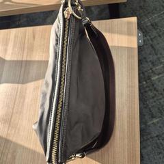 Kabelka zwart, jak nahlášeno Connexxion Noord Holland Noord Alkmaar pomocí iLost