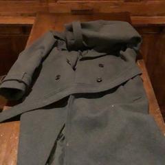 Veste lange grijze jas, a été signalé par Café Leentje utilisant iLost