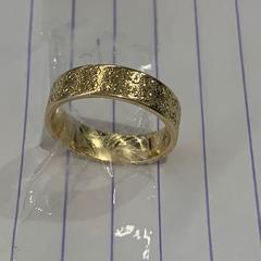 goudkleurig ring, jak bylo nahlášeno na iLost