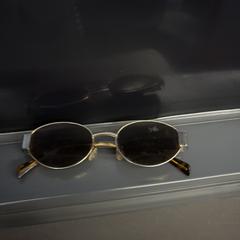 Sunglasses gold, amint azt az iLostnak jelentették.