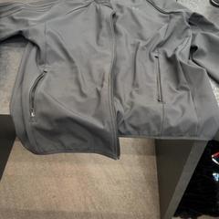 Bunda Adidas, ako bolo nahlásené Rotterdam The Hague Airport pomocou iLost