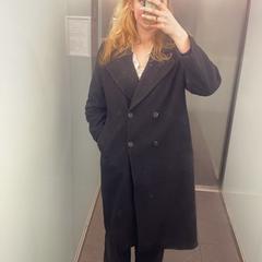 Lange zwarte jas van Zara، كما تم الإبلاغ عنه عبر iLost
