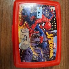 Broodtrommel Spiderman، كما تم الإبلاغ عنه بواسطة Pathé Zaandam عبر iLost