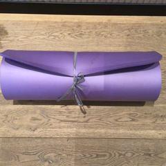 سجادة يوغا Purple yoga mat، كما تم الإبلاغ عنه بواسطة Van der Valk Hotel Amsterdam Zuidas عبر iLost