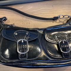 バッグ Sullivan, USA がiLostで Gemeente Amsterdam - Bureau Gevonden Voorwerpen によって報告されました