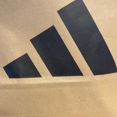 Purchase adidas, jak nahlášeno Designer Outlet Roermond pomocí iLost