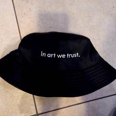 모자 Reversible pink/black hat, iLost를 사용하여 Leonardo Royal Hotel Amsterdam에 보고됨