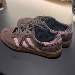 신발 bruin met roze adidas, iLost를 사용하여 Van der Valk Hotel Houten에 보고됨