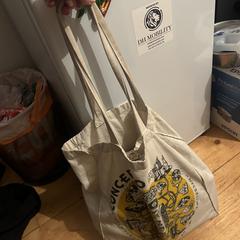 Beige tote bag, iLost에 보고됨