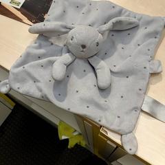 Manteta Lapin bleu/gris, segons ha informat IKEA Toulouse mitjançant iLost