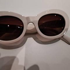 サングラス Wit がiLostで IKEA Wilrijk によって報告されました
