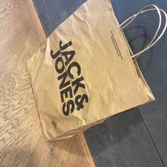 Saco Jack en jones, como reportado por Designer Outlet Roosendaal utilizando o iLost