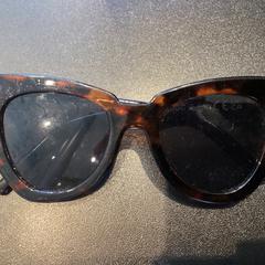 Zonnebril, ha sido reportado por Johan Cruijff ArenA con iLost