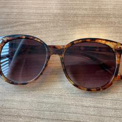 Zonnebril, come riportato da Pathé Arnhem utilizzando iLost