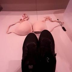 Sko Zwarte schoenen en sokken plus een bh, som rapportert av Van der Valk Hotel Schiphol ved bruk av iLost