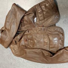 의류 - Jas bruin, iLost를 사용하여 Centraal magazijn에 보고됨