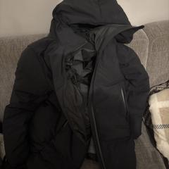 Black jacket uniqlo S، كما تم الإبلاغ عنه عبر iLost