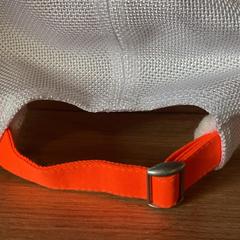 Czapka Wit en oranje, zgłoszono przez Attractie- & Vakantiepark Slagharen przy użyciu iLost