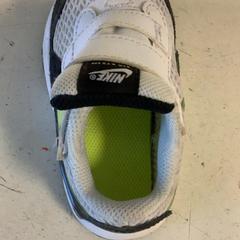 Shoe Wit, zwart en neongeel, as reported by Artis using iLost