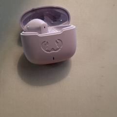 Doboz & Füldugó boite avec un ecouteur, amint azt IKEA Hénin-Beaumont az iLost segítségével jelentette.