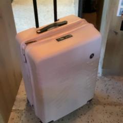 スーツケース Pink がiLostで MEININGER Hotel Köln West によって報告されました