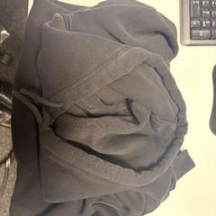 Hoodie Zwart, as reported by TheaterHangaar using iLost