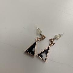 Orecchini, come riportato da IKEA新三郷 utilizzando iLost