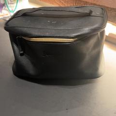 Neceser Zwarte toilettas van Douglas, ha sido reportado por Van der Valk Hotel Houten con iLost