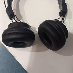 Auriculares Zwart, ha sido reportado por allGo Almere con iLost