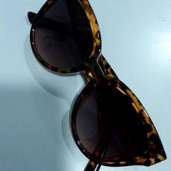 Des lunettes de soleil, a été signalé par Qbuzz DMG utilisant iLost
