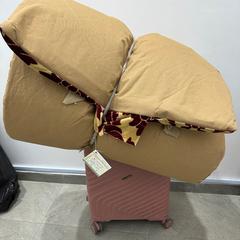 Valise à roulettes + مفرش, a été signalé par محطة بريدة (بريدة) utilisant iLost