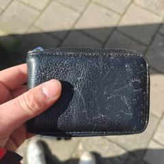 Zwarte portemonnee, ha sido reportado a iLost