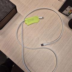 Nabíječka charger, jak nahlášeno Amsterdam ID Aparthotel pomocí iLost