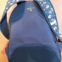 Saco bleu marine à fleurs, como reportado por TCL utilizando o iLost