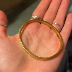 Karkötő gold, amint azt KABUL à GoGo / Teatro az iLost segítségével jelentette.