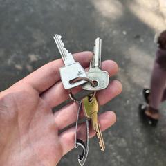 Sleutelbos met 3 sleutels en flesopener, segons s'ha informat a iLost
