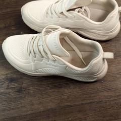 Scarpa White, come riportato da Inntel Hotels Amsterdam Centre utilizzando iLost