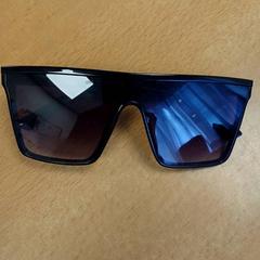 Óculos de sol, como reportado por Inntel Hotels Amsterdam Centre utilizando o iLost