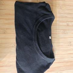 Black t-shirt, jak nahlášeno Conscious Hotel Westerpark pomocí iLost