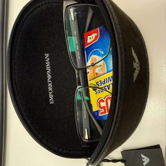 Caixa de óculos com óculos no interior zwart, como reportado por Stad Peer utilizando o iLost